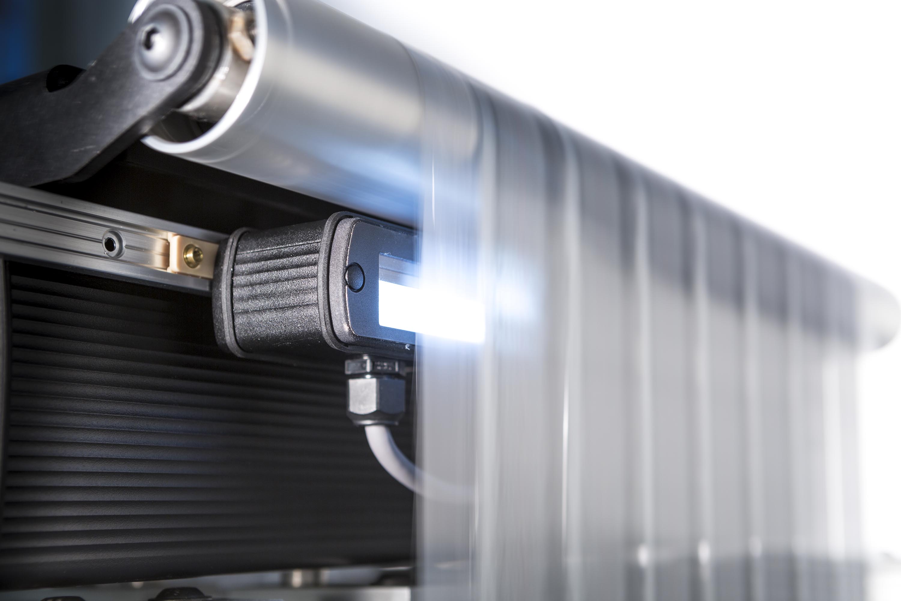 Contrast guiding application with WPS 48 WL sensor