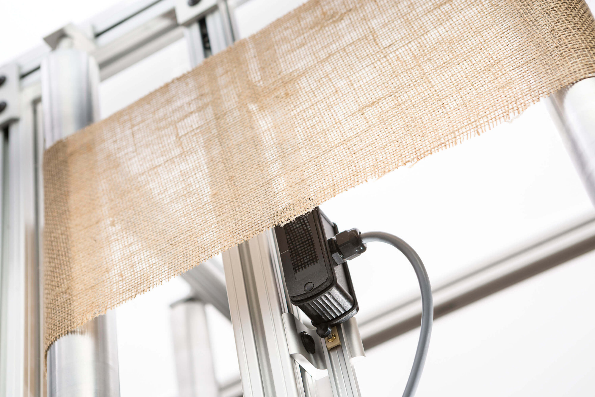 Challenging edge position sensing application with WPS 48 IR