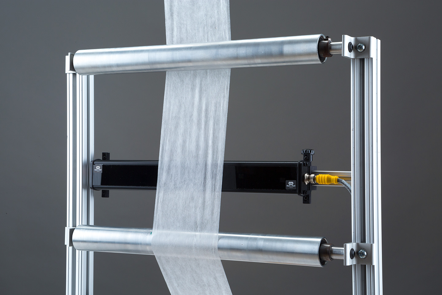 Web width measurement with Roll-2-Roll® Sensor