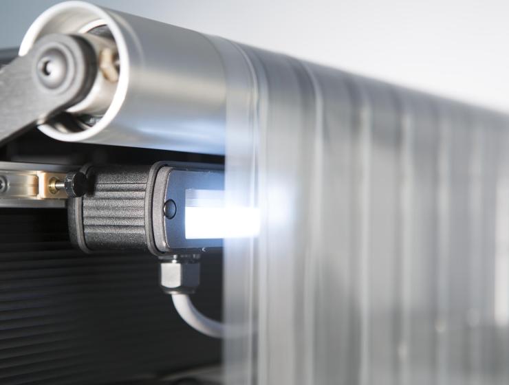 Contrast guiding with a whitelight sensor