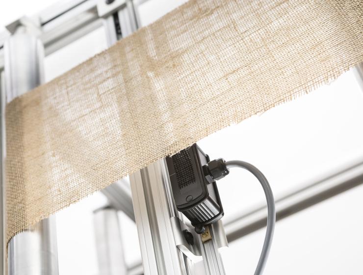 Edge detection of any material with Roll-2-Roll Sensor