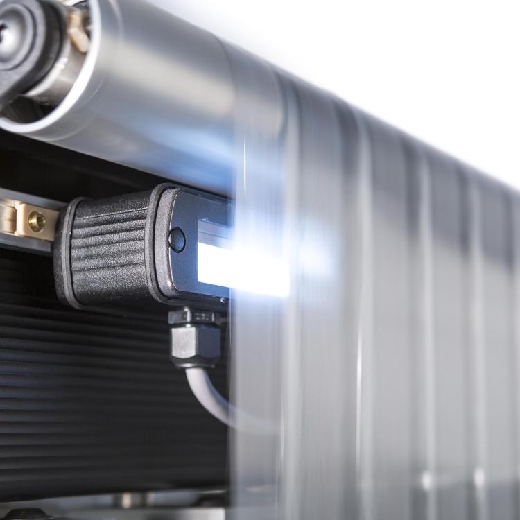 Contrast guiding application with WPS 48 WL sensor