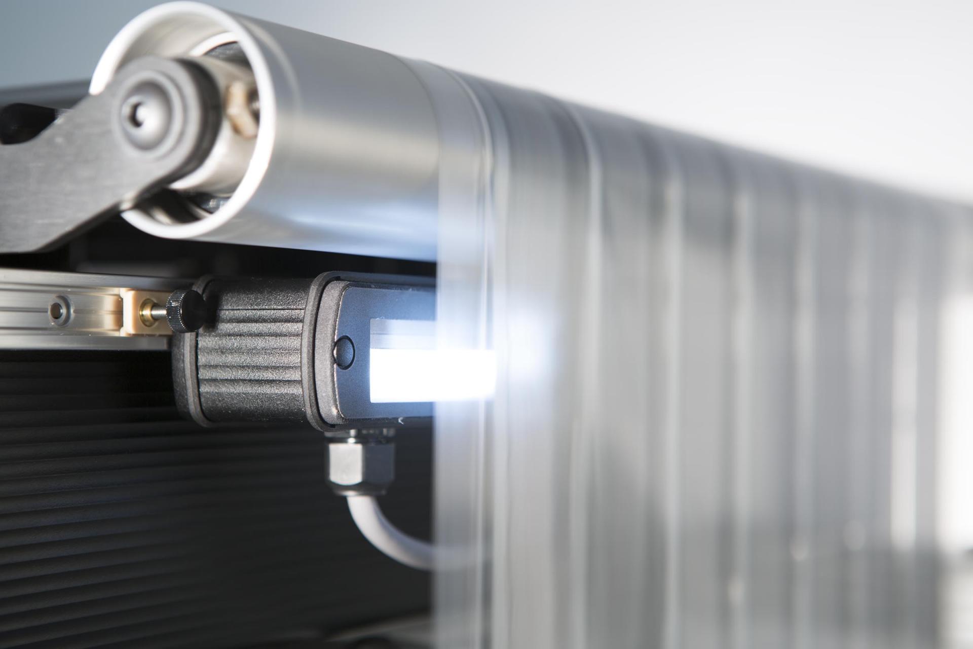 Contrast guiding with a whitelight sensor